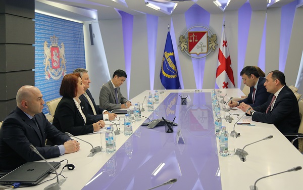 დიმიტრი ქუმსიშვილი აზიის განვითარების ბანკის გენერალურ დირექტორს ხვდება