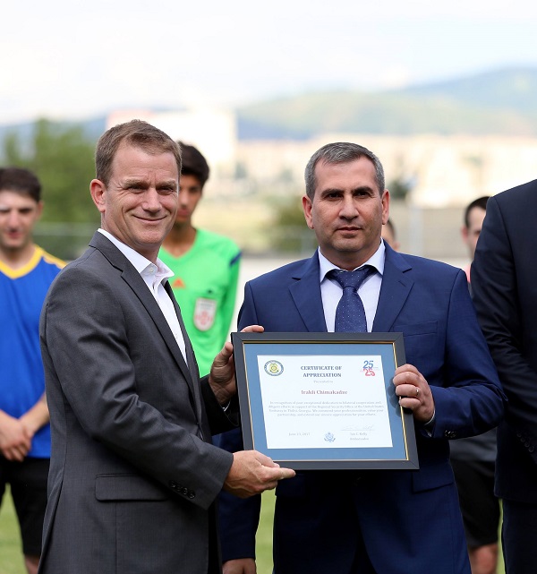 აშშ-ს ელჩის მოადგილემ სუს-ის წარმომადგენლებს მადლობის სიგელები გადასცა