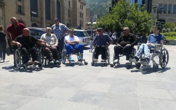 რუსთაველის მეტროსთან შშმ პირების აქცია მიმდინარეობს