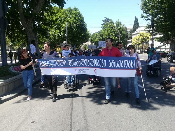 შშმ პირების აქცია პარლამენტის შენობასთან გაგრძელდა