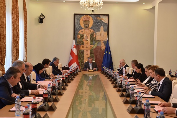 პარლამენტში საზოგადოებრივ მაუწყებელთან დაკავშირებით კანონში დაგეგმილი ცვლილებების ინიცირება მოხდა