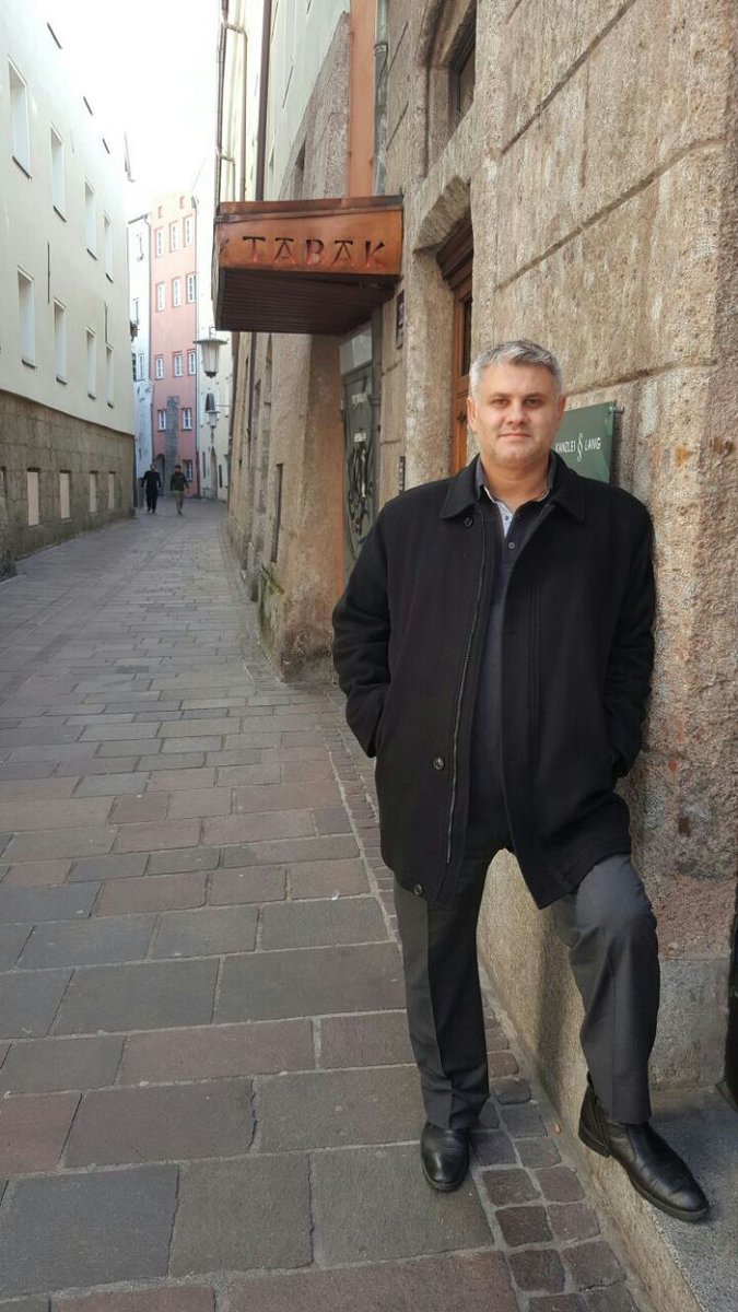 დემირელის კოლეჯის მენეჯერს, დაკავებულ მუსტაფა ჩაბუქს ლტოლვილთა სამინისტროს წარმომადგენელი ხვდება