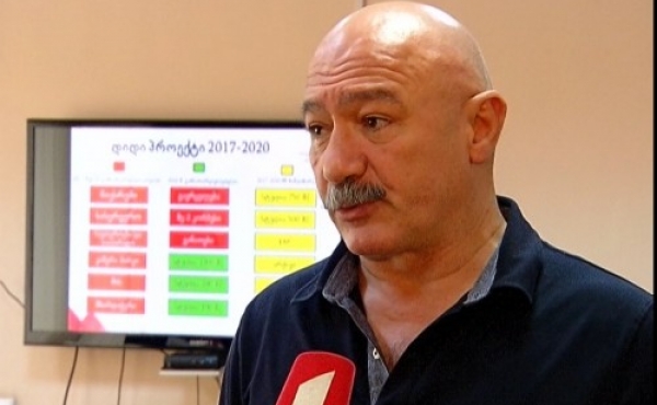 ვასილ მაღლაფერიძე თანამშრომელებს და მოქალაქეებს საზოგადოებრივი მაუწყებლის გადაიარაღების გეგმის დამტკიცებას ულოცავს 