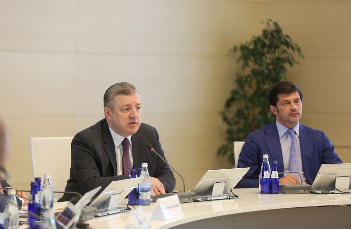 მთავრობის სხდომაზე მინისტრთა კაბინეტის წევრები ბახმაროს ქალაქთმშენებლობით გეგმას განიხილავენ