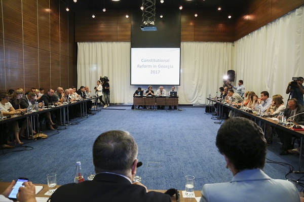 საქართველოს პრეზიდენტი საკონსტიტუციო პროცესის შეჩერებას ითხოვს