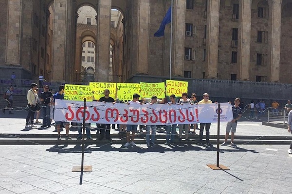 მავთულხლართები პარლამენტთან - რუსთაველზე აქცია მიმდინარეობს