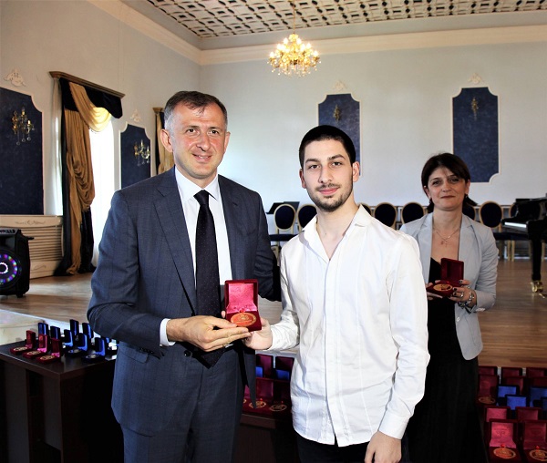 ზურაბ პატარაძემ ოქროს მედალოსნები დააჯილდოვა 