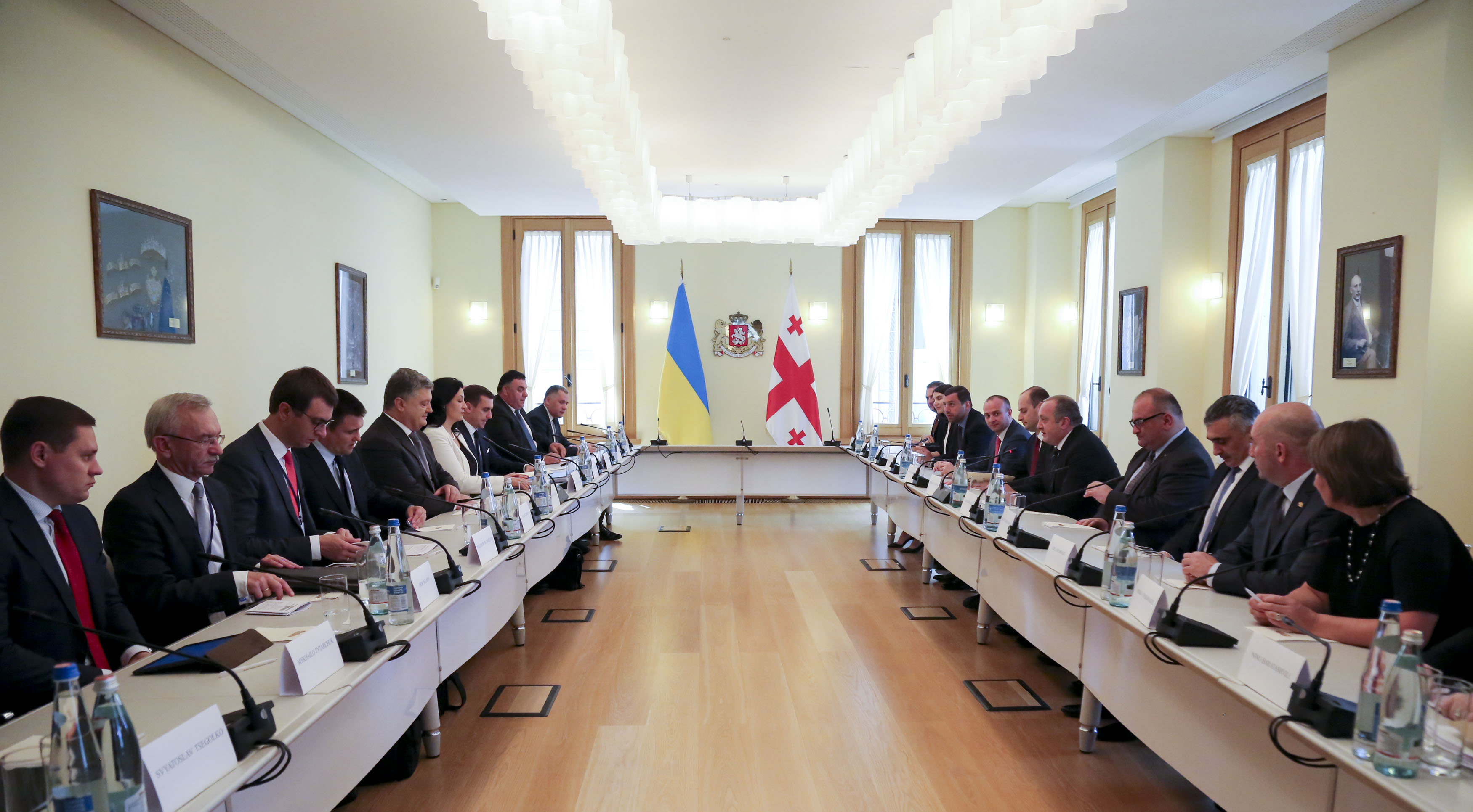 საქართველოს და უკრაინის პრეზიდენტებმა ურთიერთთანამშრომლობის საკითხები დელეგაციებთან ერთად განიხილეს