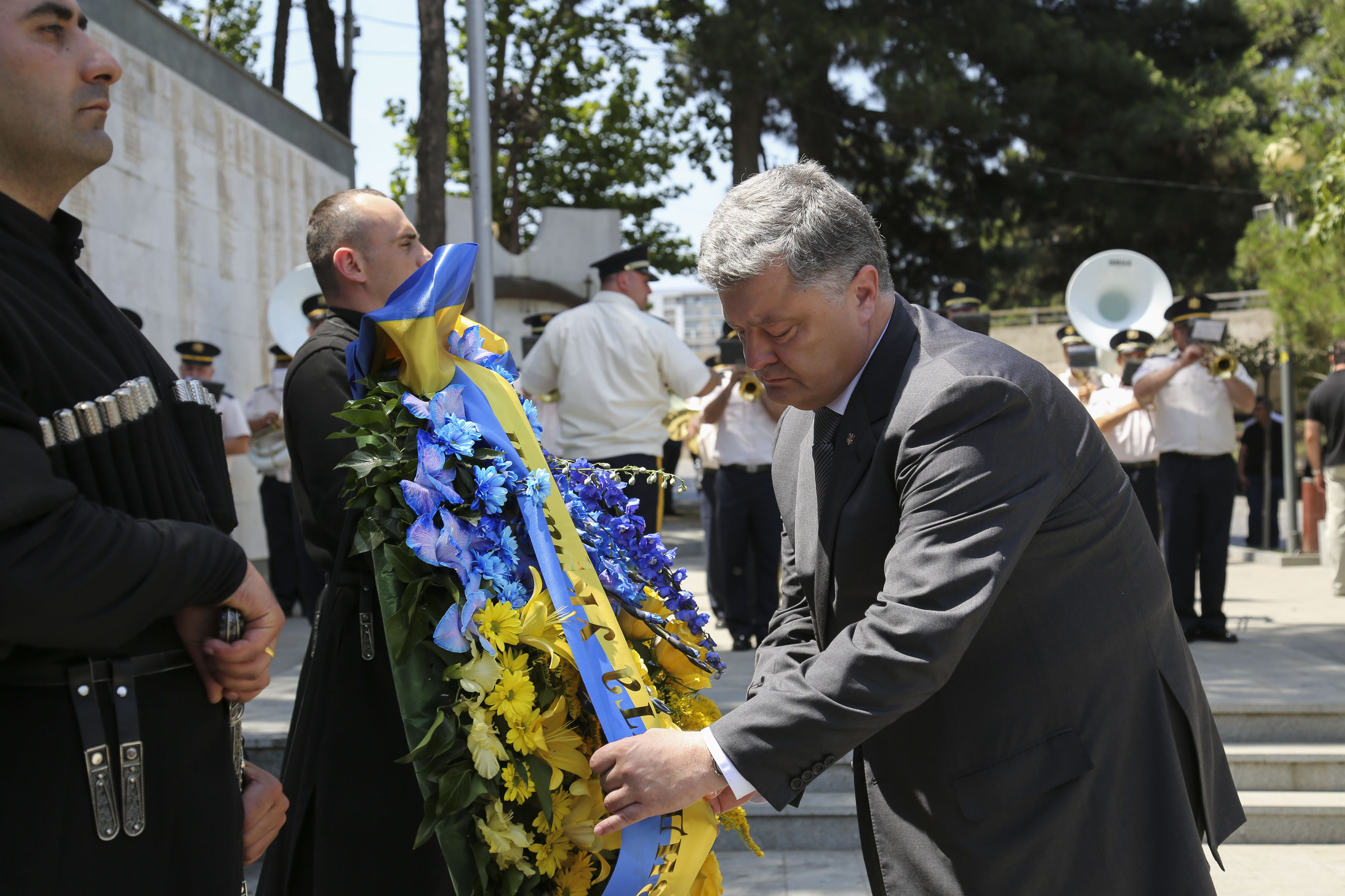პეტრო პოროშენკომ საქართველოს ერთიანობისთვის ბრძოლაში დაღუპულ გმირთა მემორიალი გვირგვინით შეამკო