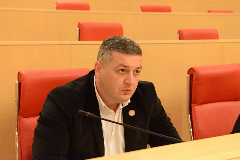 გიორგი ლომიამ ყოფილი თანაპარტიელის წინააღმდეგ სარჩელი შეიტანა