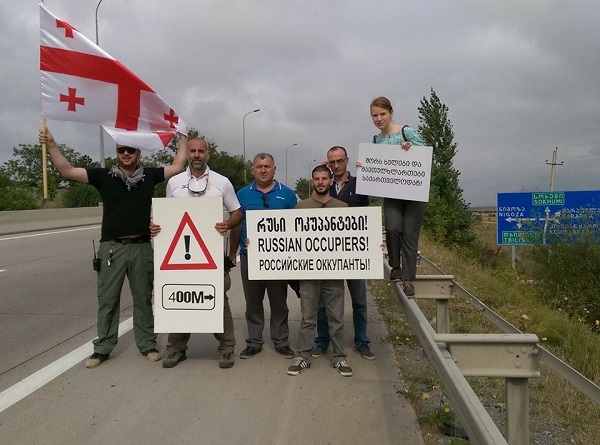 ავტობანზე აქცია „ფრთხილად, 400 მეტრში ოკუპანტია!“ მიმდინარეობს