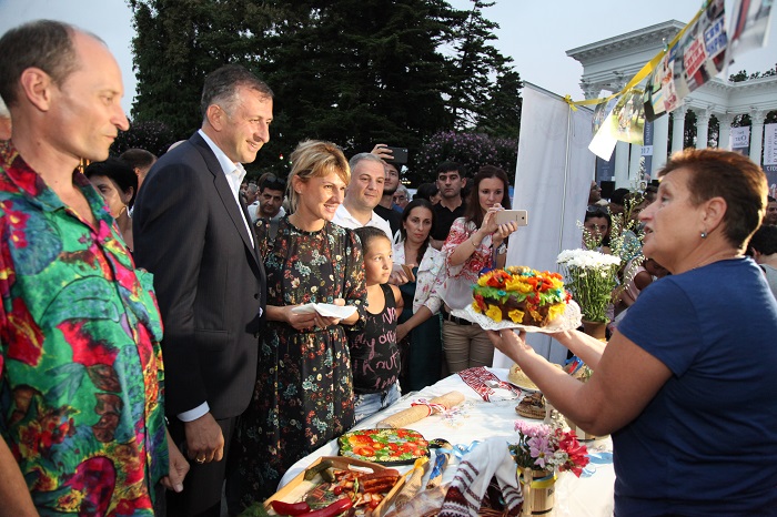 ზურაბ პატარაძე ბათუმის ბულვარში ეროვნულ უმცირესობათა ფესტივალს დაესწრო