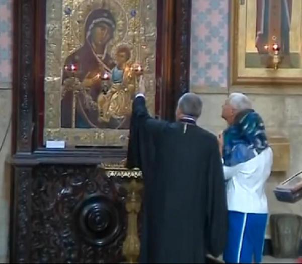 ილია მეორემ მაიკ პენსსა და აშშ-ის მეორე ლედის ოქროს სამაჯური და ოქროს ჯვარი გადასცა