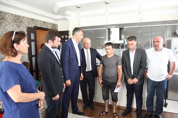 ზურაბ პატარაძემ შშმ სტატუსის მქონე მეომრები მოინახულა