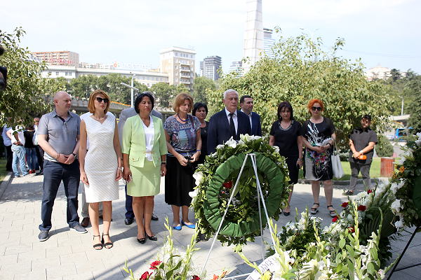გიორგი ალიბეგაშვილმა საკრებულოს დეპუტატებთან ერთად აფხაზეთის ომში დაღუპულთა ხსოვნას პატივი მიაგო
