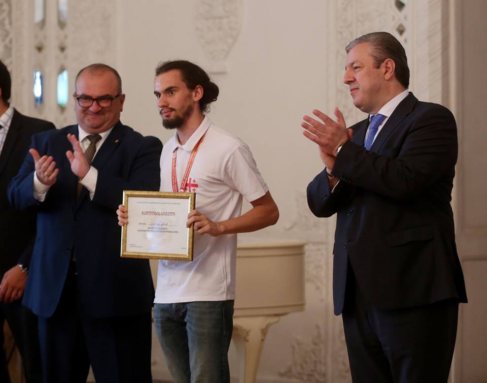 პრემიერმა დემირელის კოლეჯის მოსწავლეებს მადლობის სიგელები გადასცა