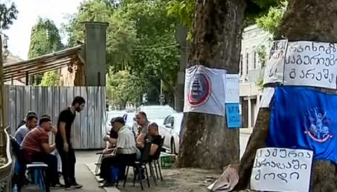 რკინიგზელები უკვე მეექვსე დღეა შიმშილობენ 
