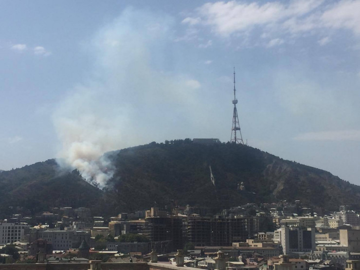 მთაწმინდის ფერდობზე გაჩენილი ხანძრის ძირითადი კერები უკვე ჩააქრეს 