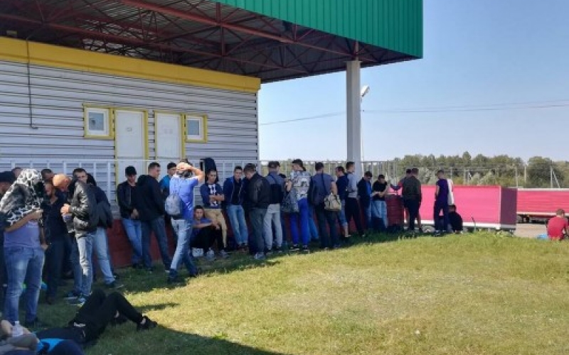 სააკაშვილის მხარდამჭერები კრაკოვეცის სასაზღვრო გამშვები პუნქტიდან  მოსტისკას სადგურისკენ მიემართებიან