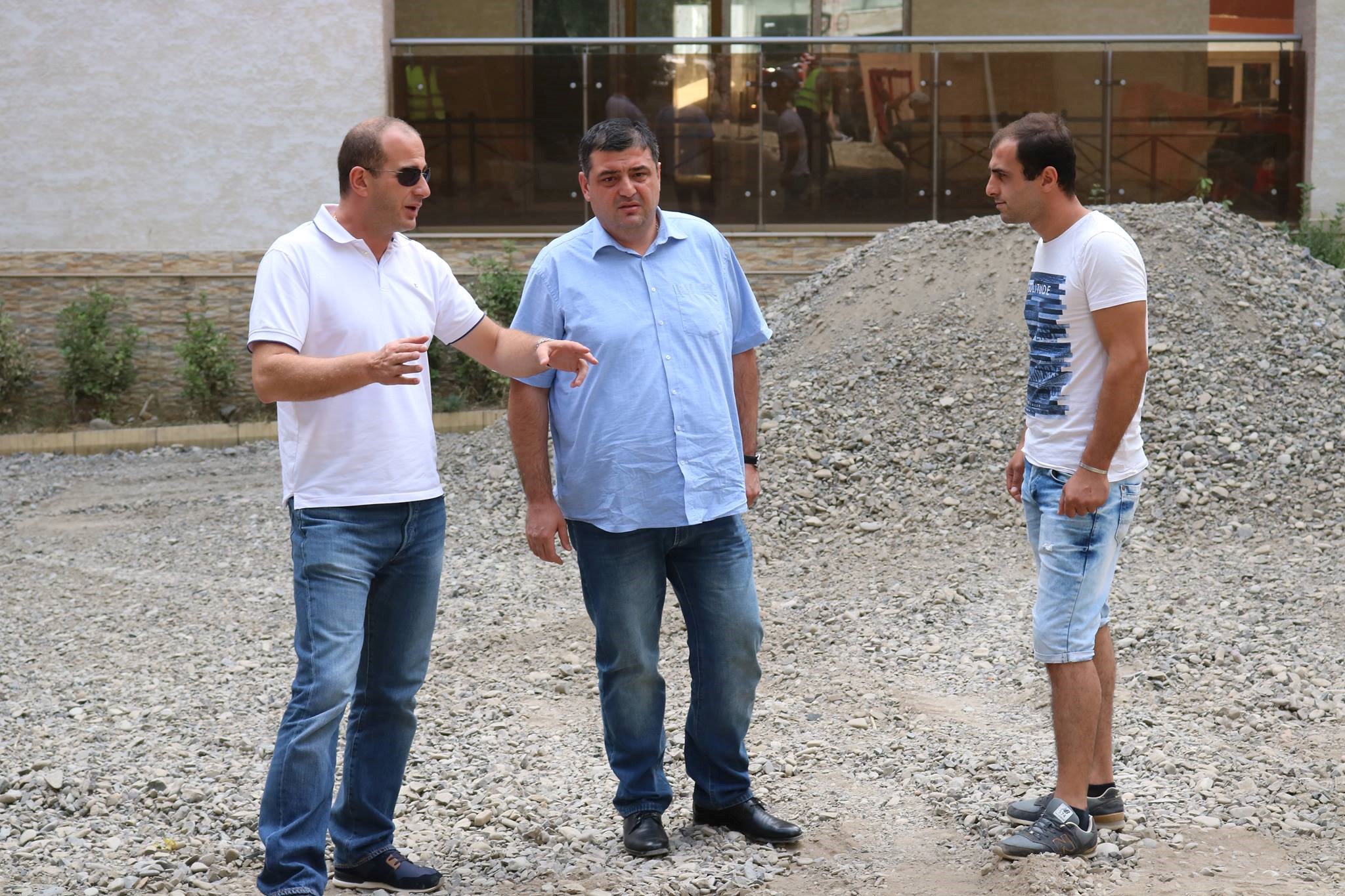 კანდელაკის  ქუჩაზე  კორპუსის ეზოს სარეაბილიტაციო სამუშაოები მიმდინარეობს