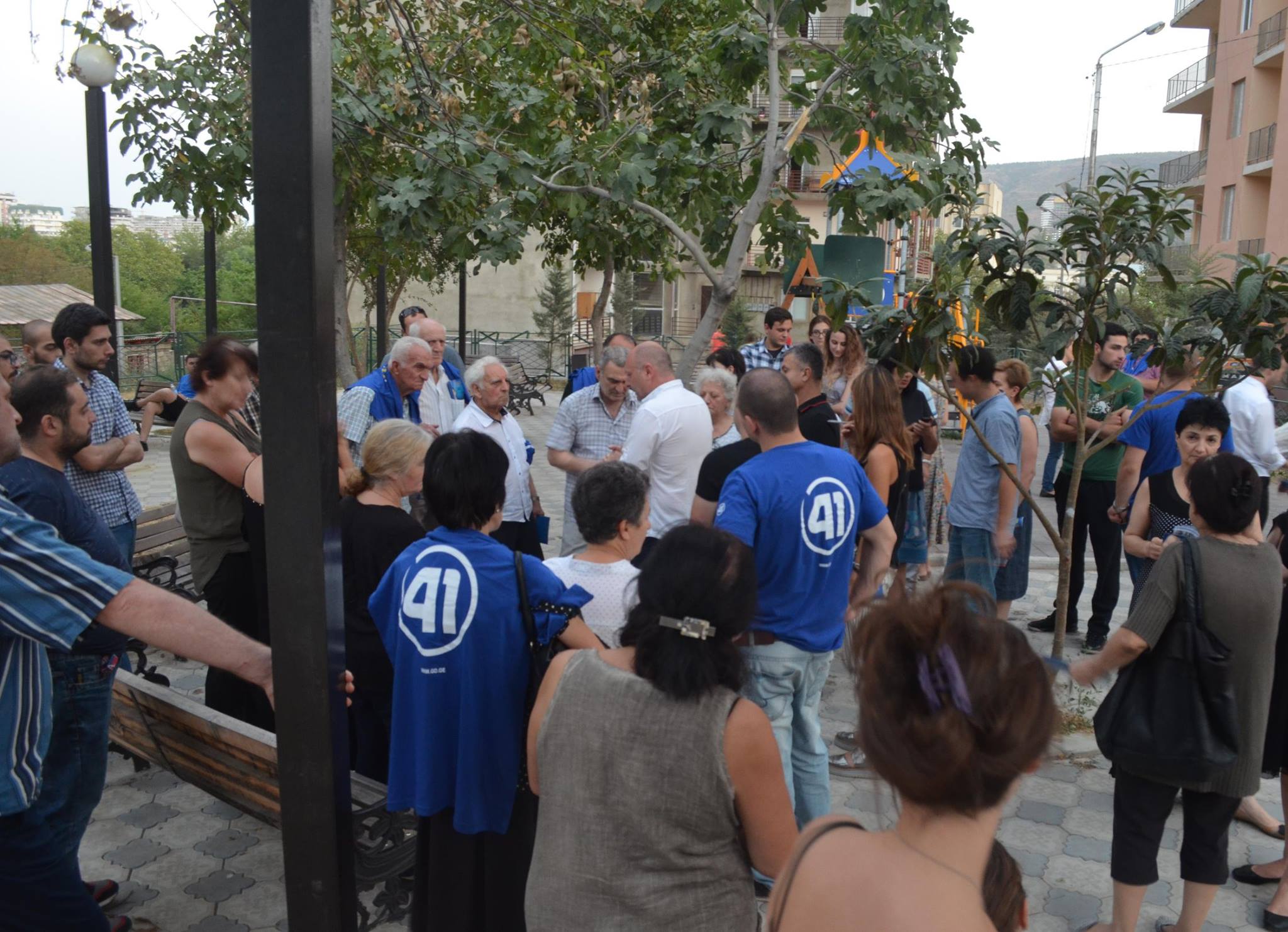 დავით უთმელიძე ნუცუბიძის ქუჩის ამომრჩეველს შეხვდა