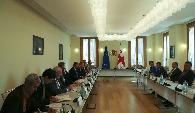 ევროპარლამენტარების დელეგაცია საკონსტიტუციო რეფორმის პროცესში პრეზიდენტის როლს მიესალმება