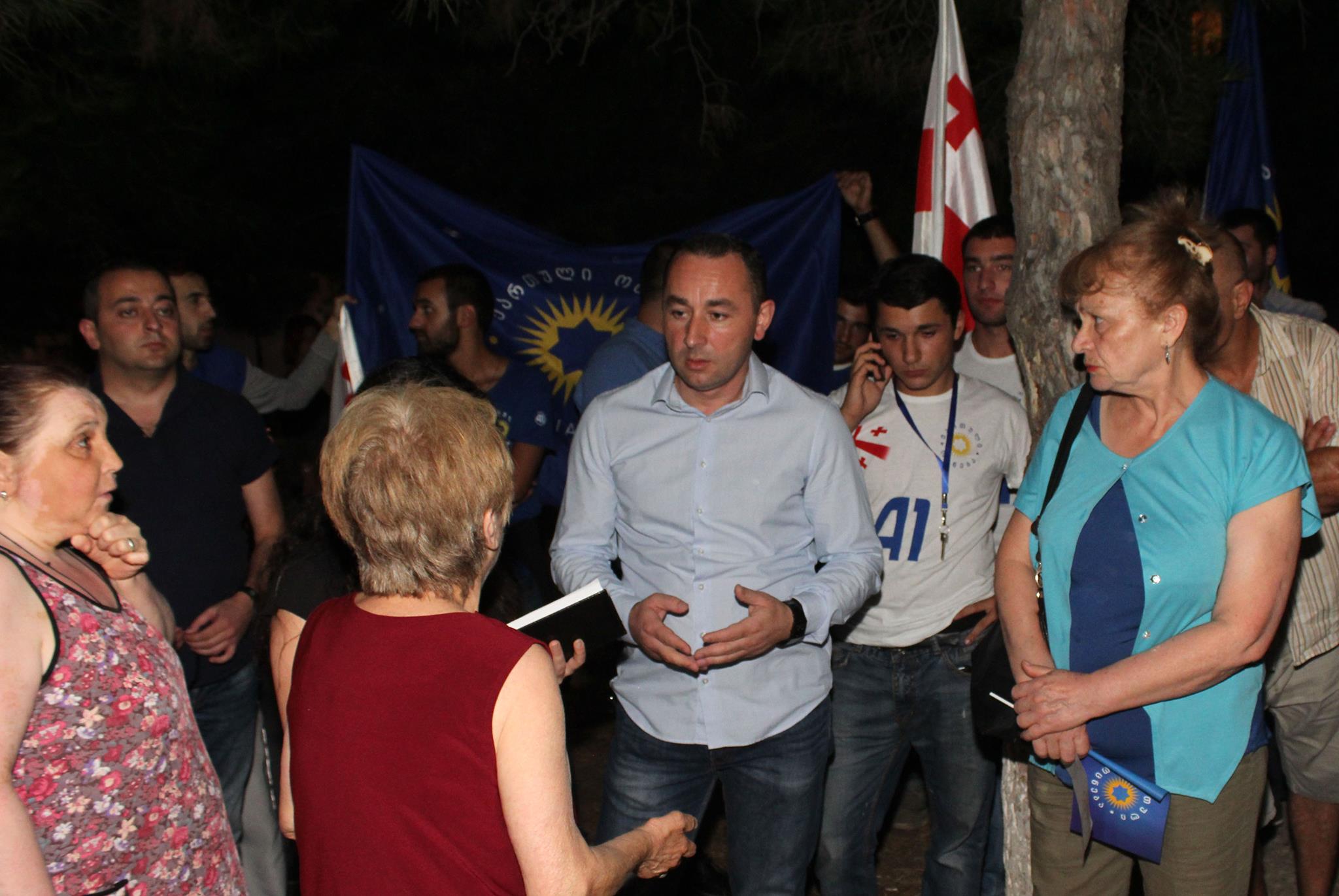 ლევან დავითაშვილი  ვაზისუბნის პირველი მიკრორაიონის მოსახლეობას შეხვდა 