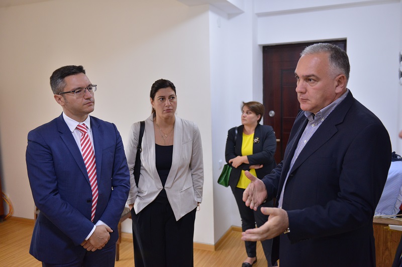 კრისტიან ვიგენინმა თბილისის ზღვის ახალ უბანში დევნილთა დასახლება მოინახულა