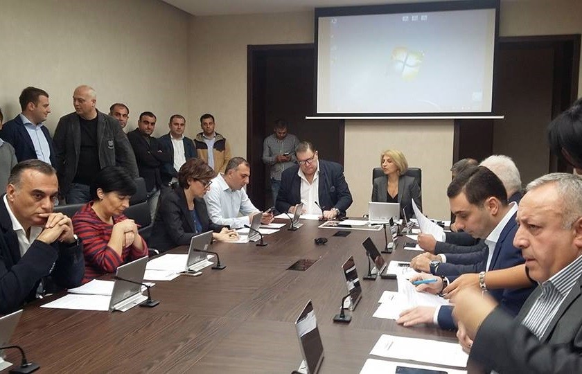 პუშკინის სკვერთან ფართისთვის სტატუსის შეცვლა საკრებულოს წევრებმა და მერობის კანდიდატებმა გააპროტესტეს