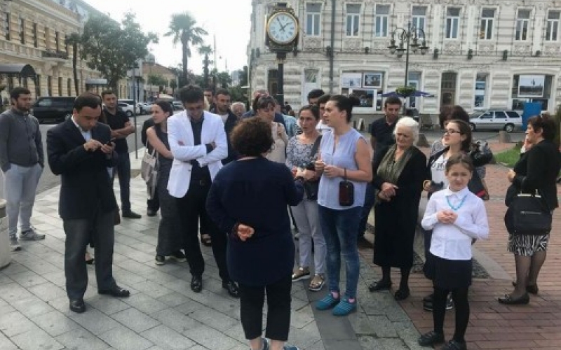 ლიბიაში დაკავებული ქართველი მეზღვაურების ოჯახებმა საპროტესტო აქცია გამართეს