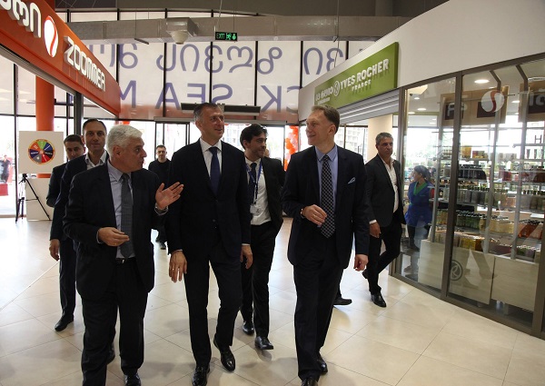 ზურაბ პატარძე სავაჭრო ცენტრ ,,ბლექ სი მოლი“-ს გახსნას დაესწრო