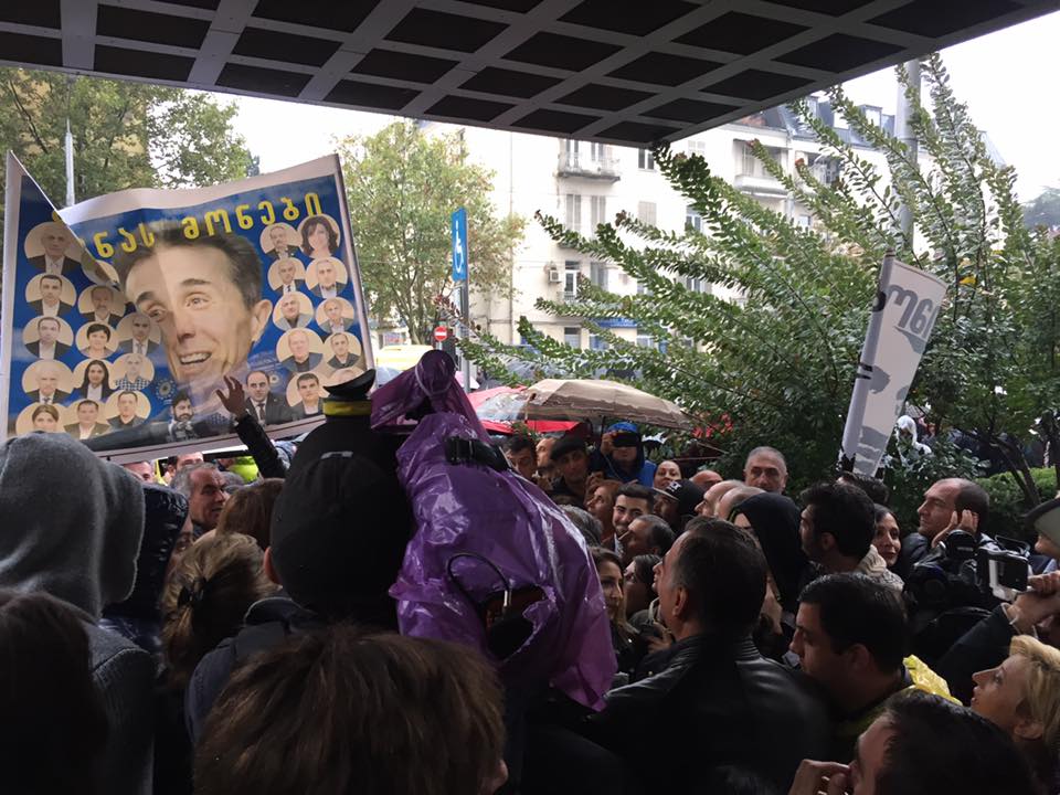 მერიასთან მიმდინარე აქციაზე სამი პირი დააკავეს - შსს