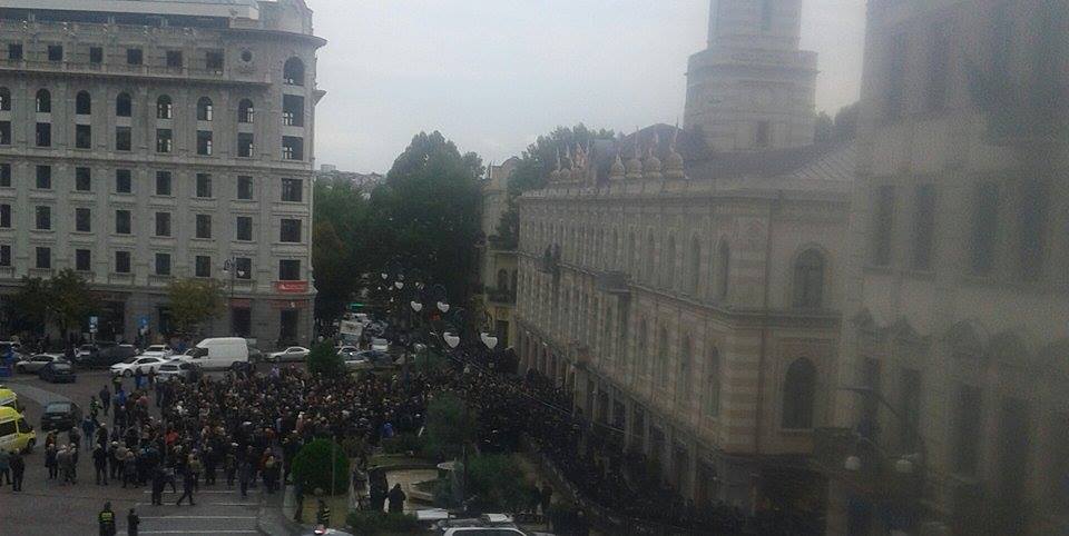 თბილისის საკრებულოსთან სიტუაცია დაიძაბა - ენმ-ის  წევრები შენობაში შეჭრას ცდილობენ