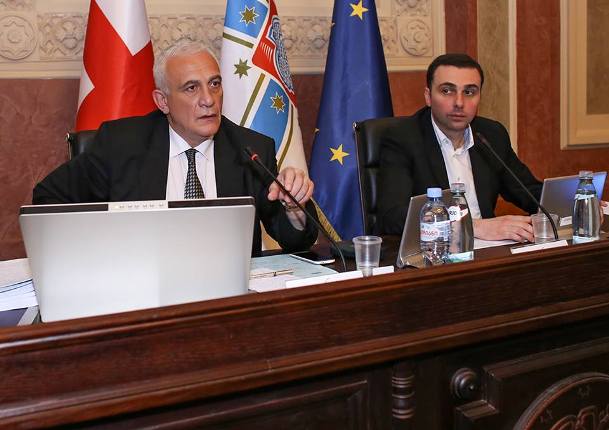უსაფრთოხების სამსახურმა ოპოზიციონერი დეპუტატი დარბაზიდან ძალით გაიყვანა 