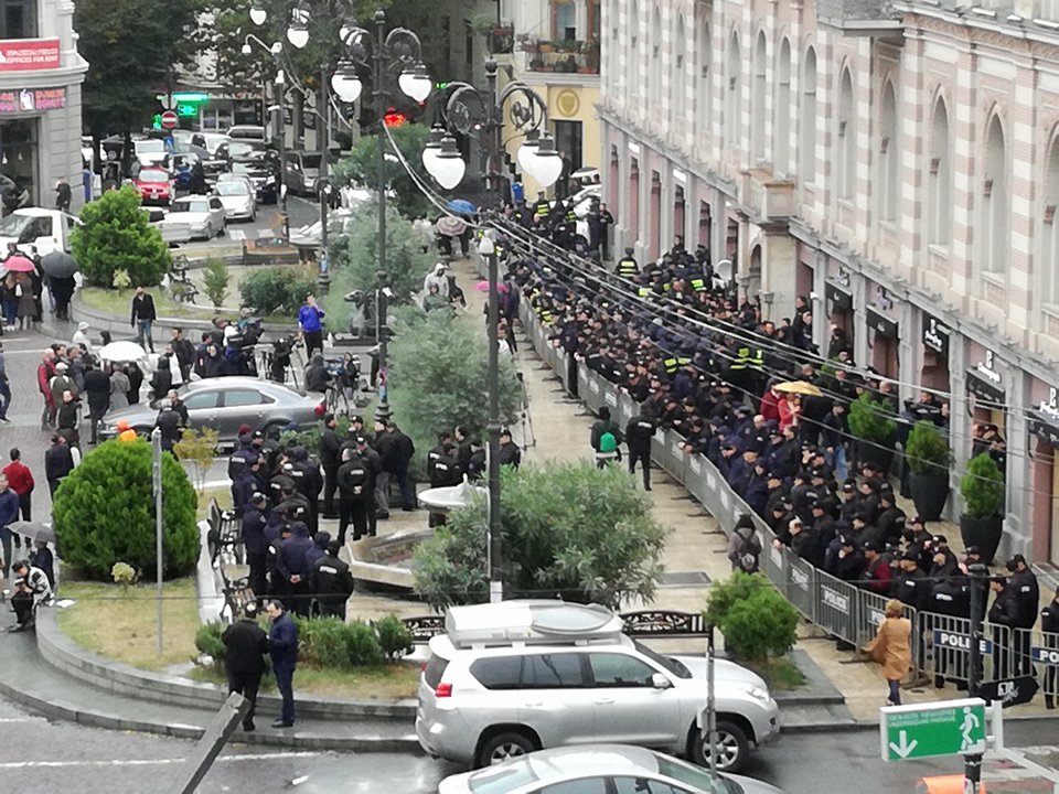 პოლიცია მოქმედებს კანონის ფარგლებში, პოლიტიკური ნეიტრალიტეტის პრინციპის დაცვით - შსს