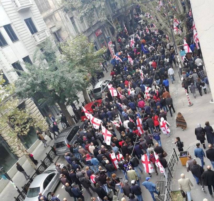„აქ ცხოვრობს ამ ქვეყნის მთავარი ფაროსანა“ - ენმ-ის აქცია ივანიშვილის რეზიდენციასთან 