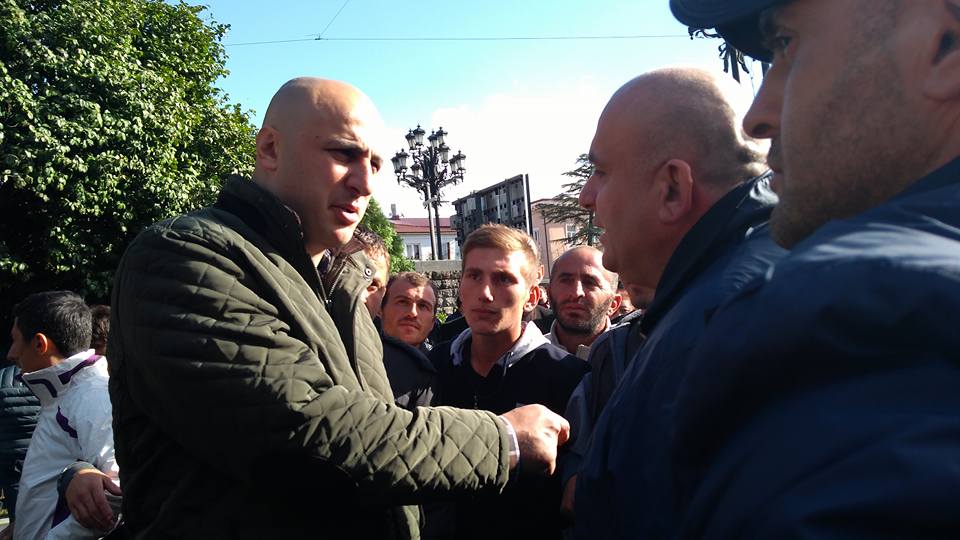 ზუგდიდში ენმ-ს და ფაროსანასგან დაზარალებულების აქციის მონაწილეებმა გზა გადაკეტეს
