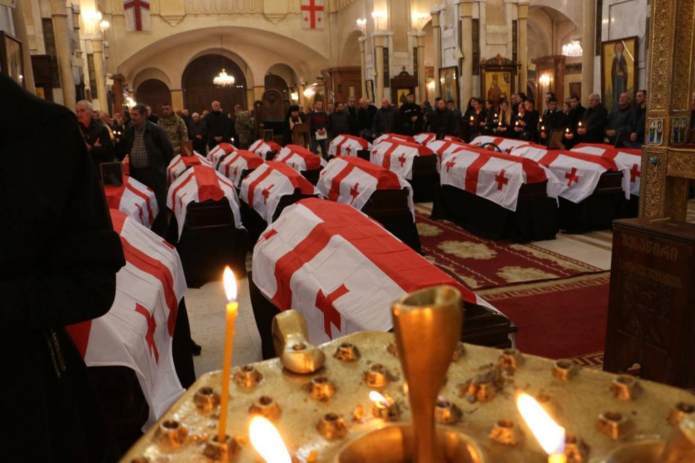 აფხაზეთიდან გადმოსვენებული 25 პირი სამების საკათედრო ტაძრიდან გამოასვენეს