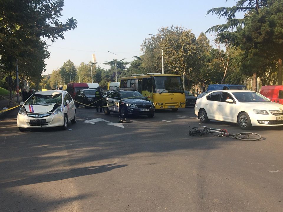 თბილისში ერთმანეთს ავტომობილი და ველოსიპედი შეეჯახნენ