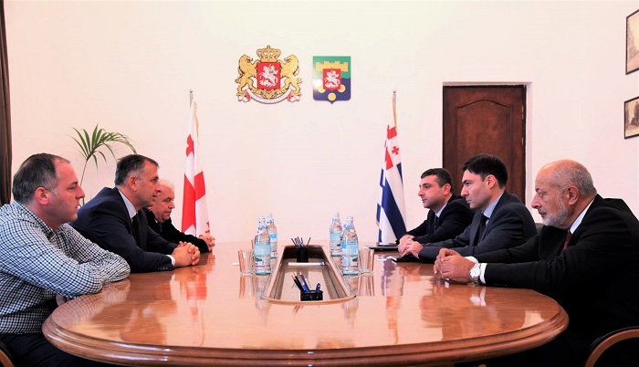 აჭარის მთავრობის თავმჯდომარე ზურაბ პატარაძე გენერალურ აუდიტორს ერეკლე მექვაბიშვილს შეხვდა