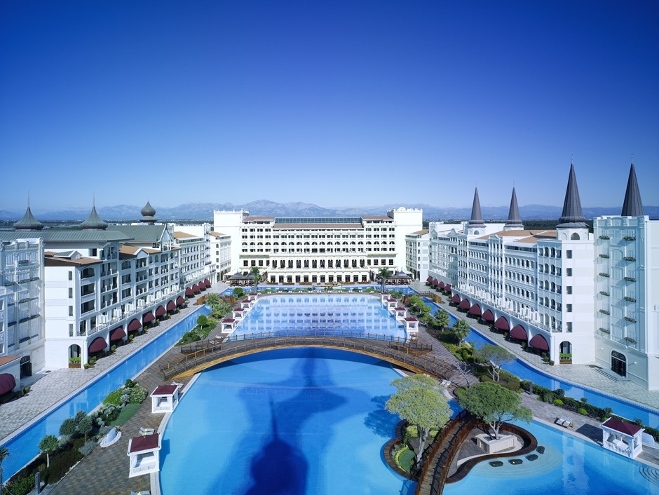 Mardan Palace-ს ნაწილ-ნაწილ ყიდიან
