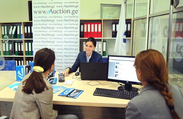 Auction.ge-ს საინფორმაციო კუთხე ფინანსთა სამინისტროს შემოსავლების სამსახურის სერვისცენტრში