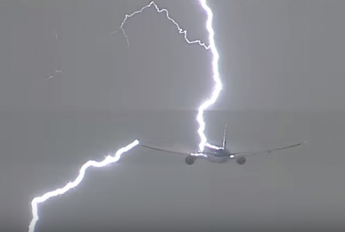 KLM-ის თვითმფრინავს მეხი დაეცა (ვიდეო)