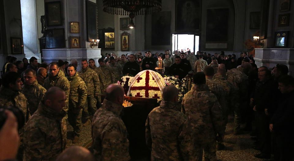 სპეცოპერაციის დროს დაღუპული ივანე გოლაშვილი სამხედრო პატივით დაკრძალეს