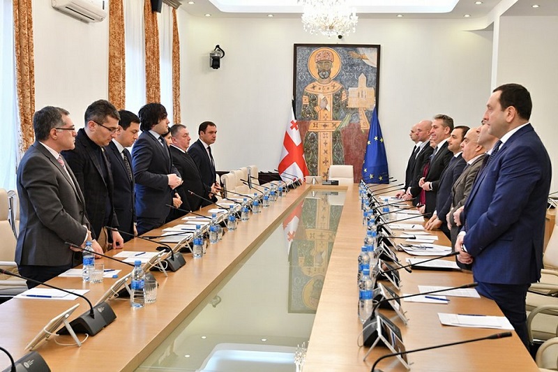 საკონსტიტუციო ცვლილებების საყოველთაო-სახალხო განხილვა დღეს წუთიერი დუმილით დაიწყო
