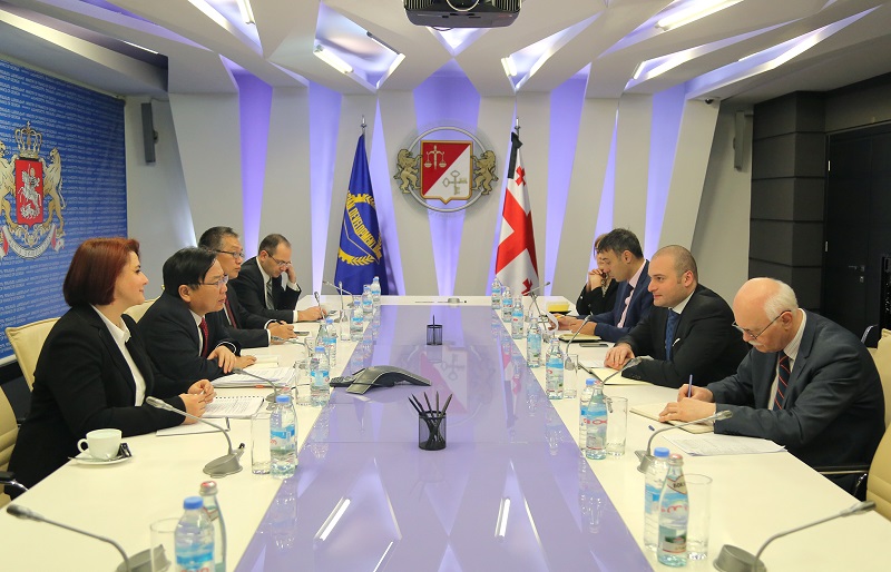 ფინანსთა მინისტრი მამუკა ბახტაძე აზიის განვითარების ბანკის ვიცე-პრეზიდენტს შეხვდა