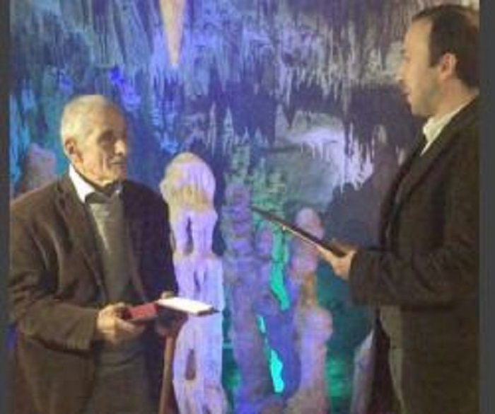 გიორგი ტყაბლაძეს, რომელიც პრომეთეს მღვიმეს 23 წელი  ანაზღაურების გარეშე იცავდა, ჯილდო გადასცეს