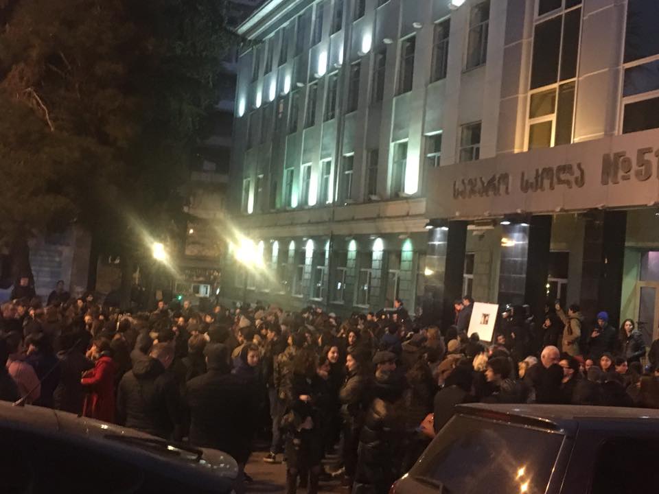 თბილისის 51-ე საჯარო სკოლასთან სოლიდარობისა და მხარდაჭერის აქცია მიმდინარეობს