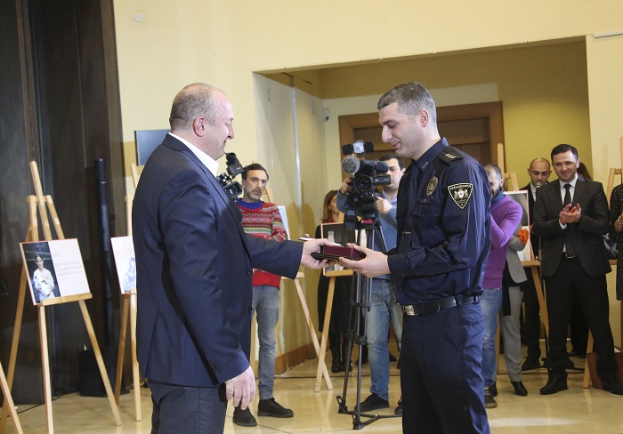 პრეზიდენტმა ქალთა მიმართ ძალადობის წინააღმდეგ ბრძოლაში შეტანილი წვლილისთვის პოლიციელები ღირსების ორდენებით დააჯილდოვა