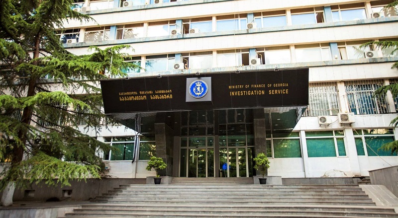 საგამოძიებო სამსახურმა ქრთამის აღების, კომერციული მოსყიდვის და ყალბი დოკუმენტის დამზადება-გასაღების ფაქტზე ორი პირი დააკავა